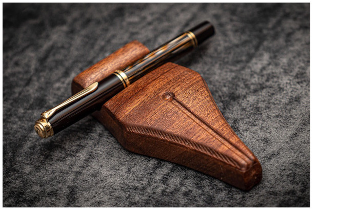 Support à stylo Galen Leather Co., série Accessoires de bureau Bois d'acajou (The Nib Rest)